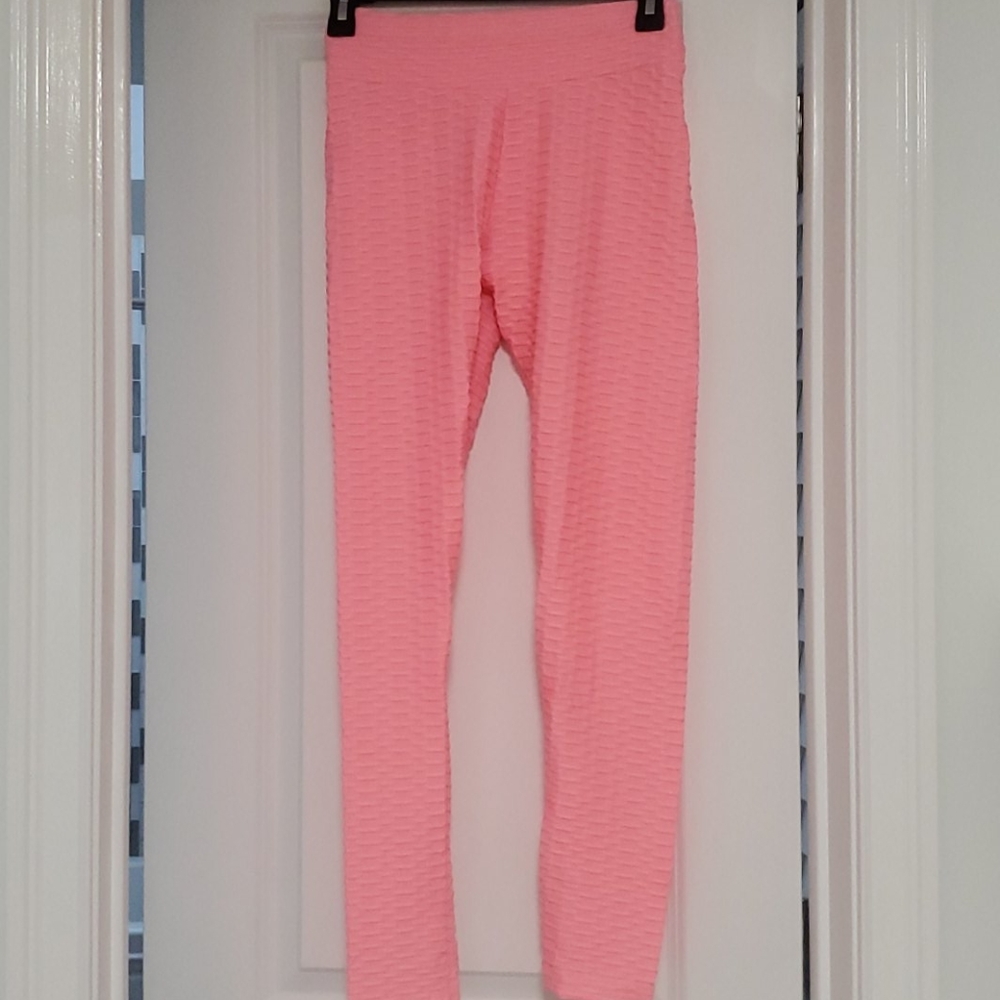 Pink yoga leggings that make booty look big S